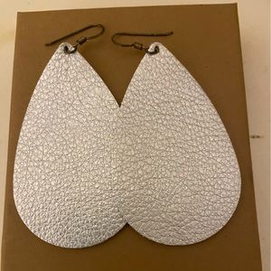 Nickel & Suede leather earrings in silver shell